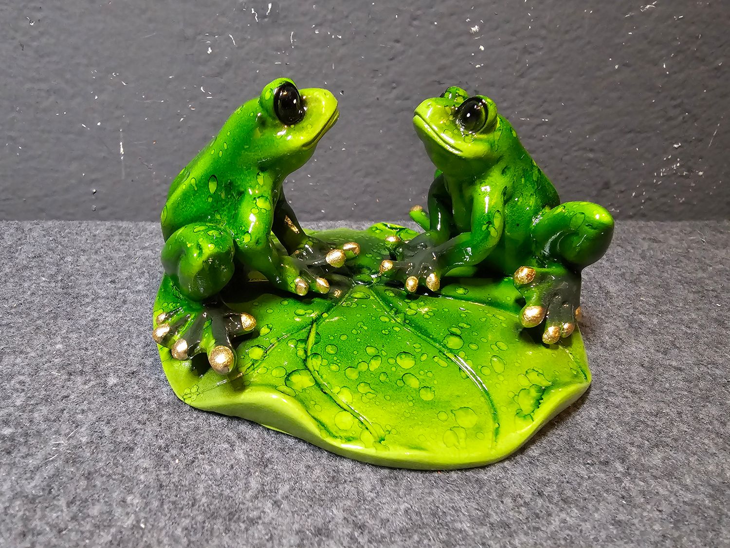 Żaba para na liściu