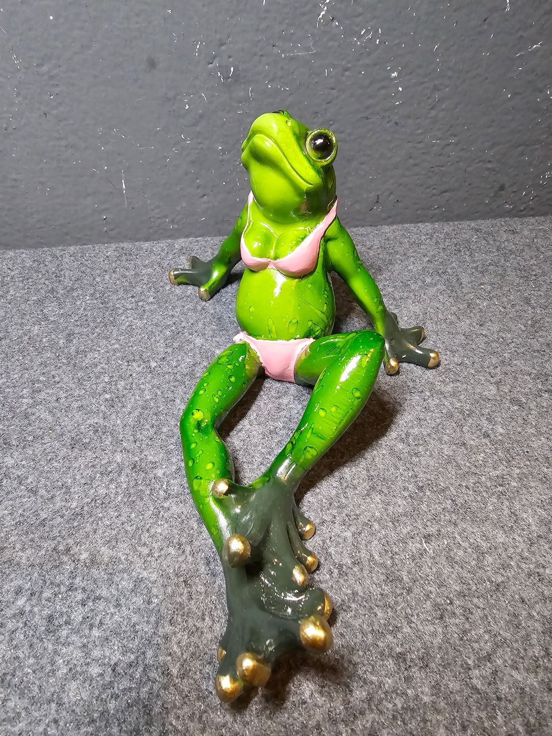 Żaba w stroju kąpielowym