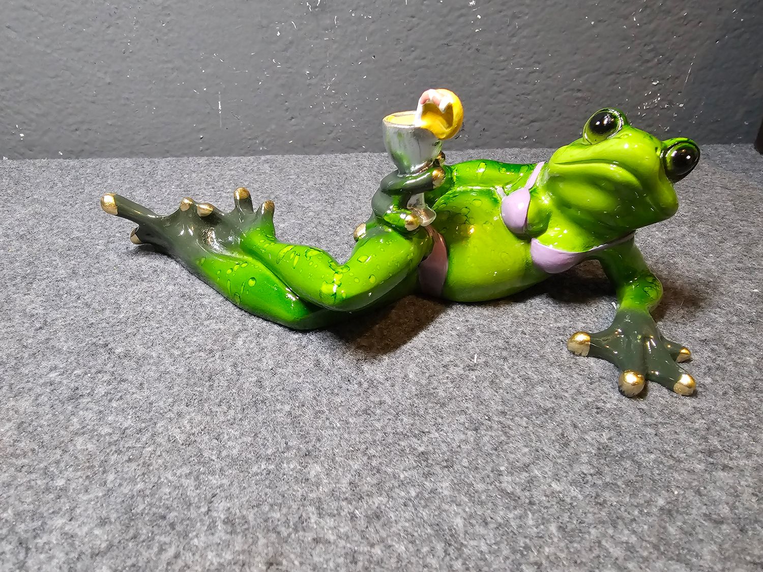 Żaba w stroju kąpielowym z drinkiem