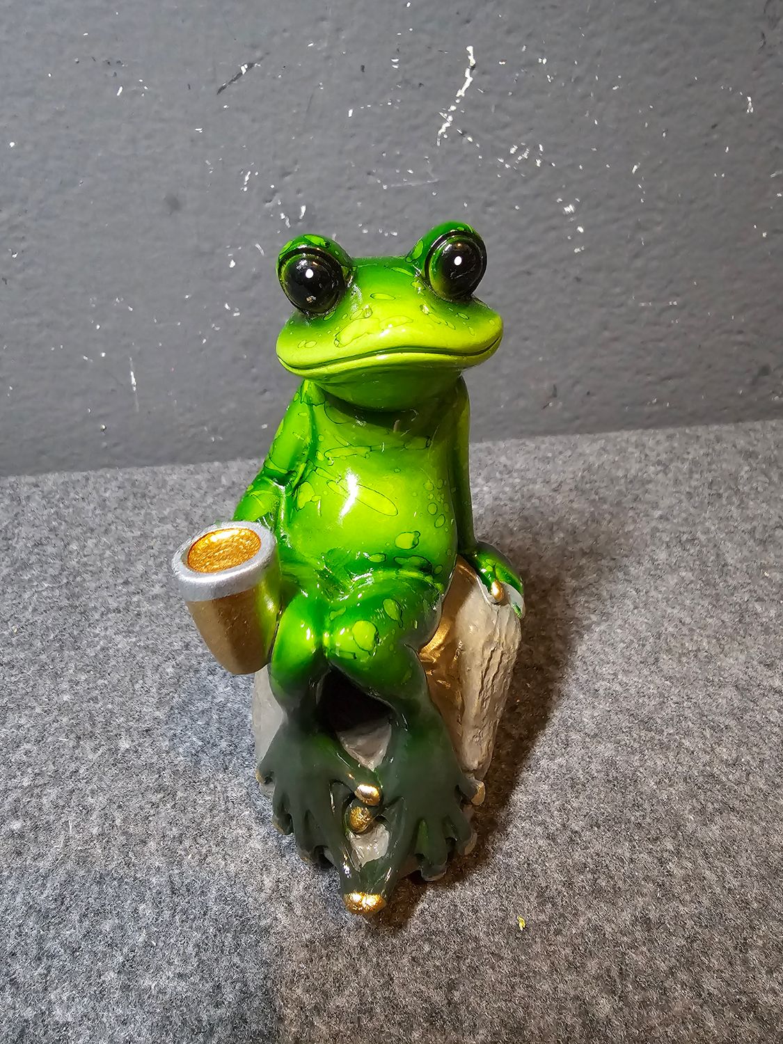 Żaba na kamieniu z kawą