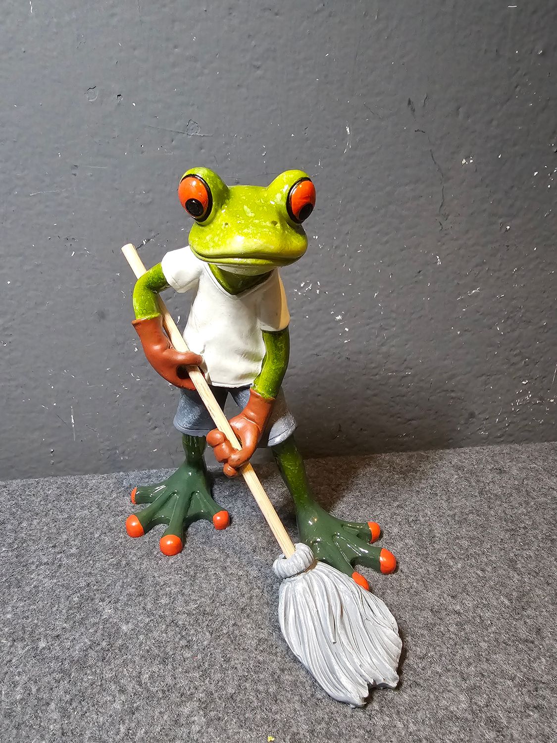 Żaba z miotłą