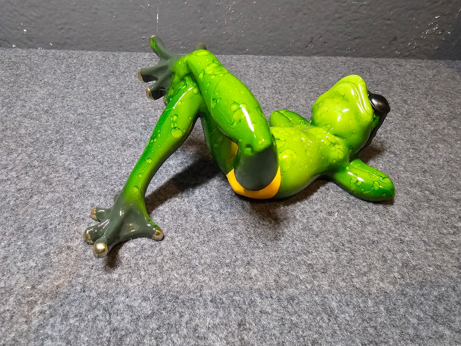 Żaba w kąpielówkach