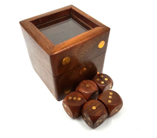 Kości do gry w drewnianym pudełku