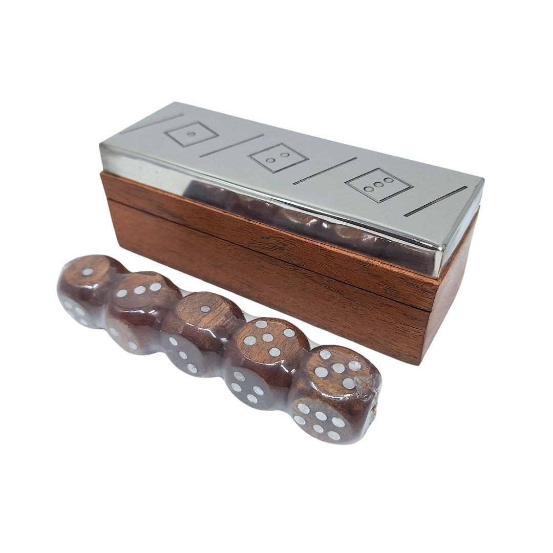 Kości do gry w drewnianym pudełku