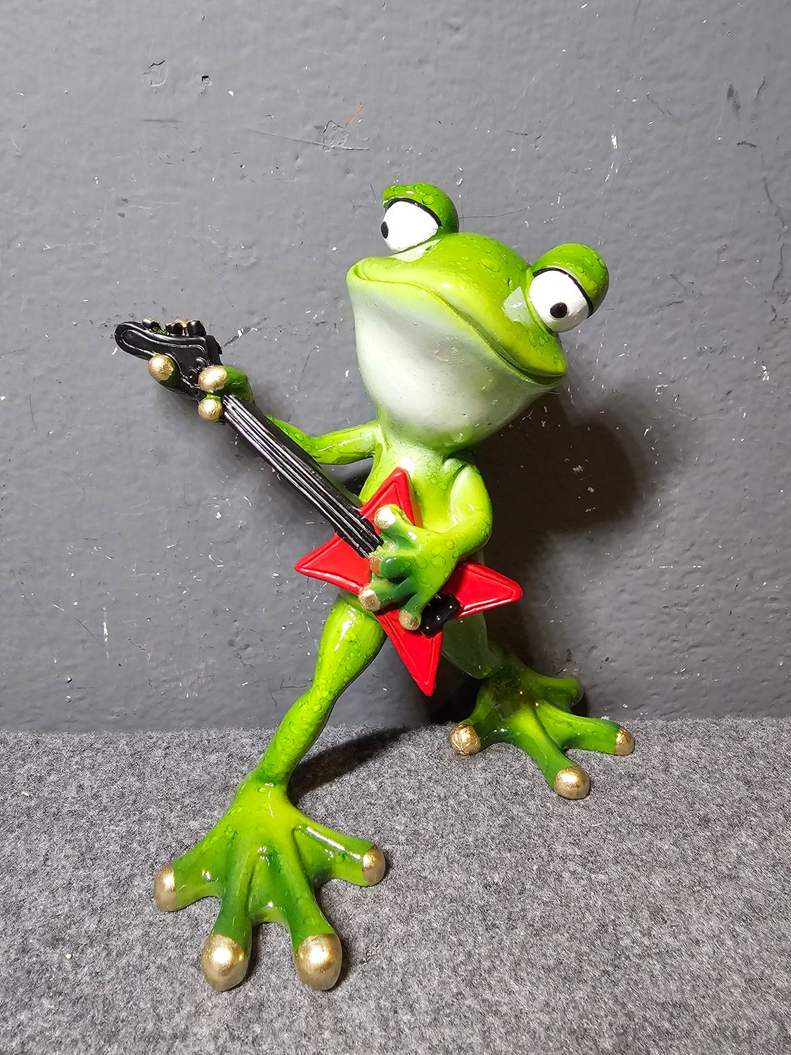 Żaba z gitarą czerwoną