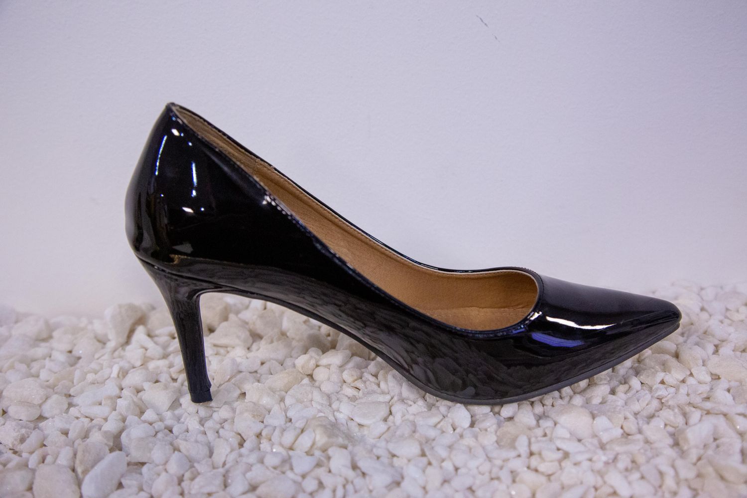 AUCKLEY M WOMEN&#39;S SCALLOPED PENNY COURT - BLACK PATENT