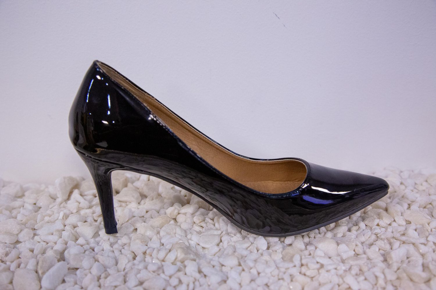 AUCKLEY M WOMEN'S SCALLOPED PENNY COURT - BLACK PATENT