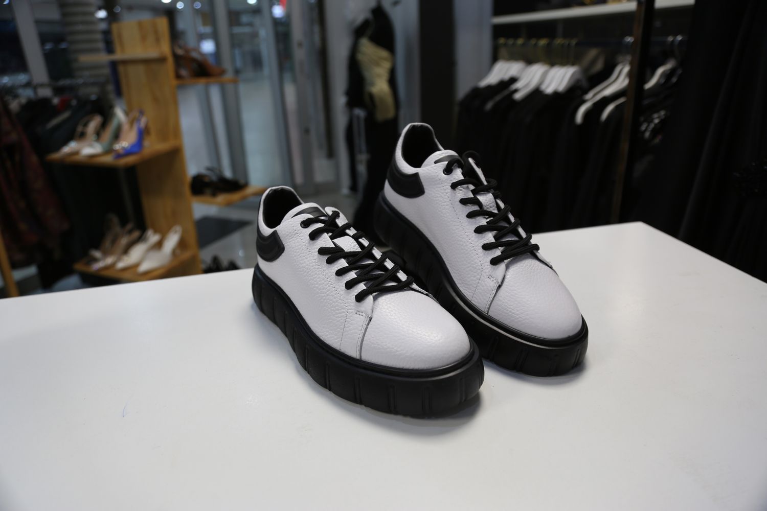 MEN&#39;S WHITE LOAFERS