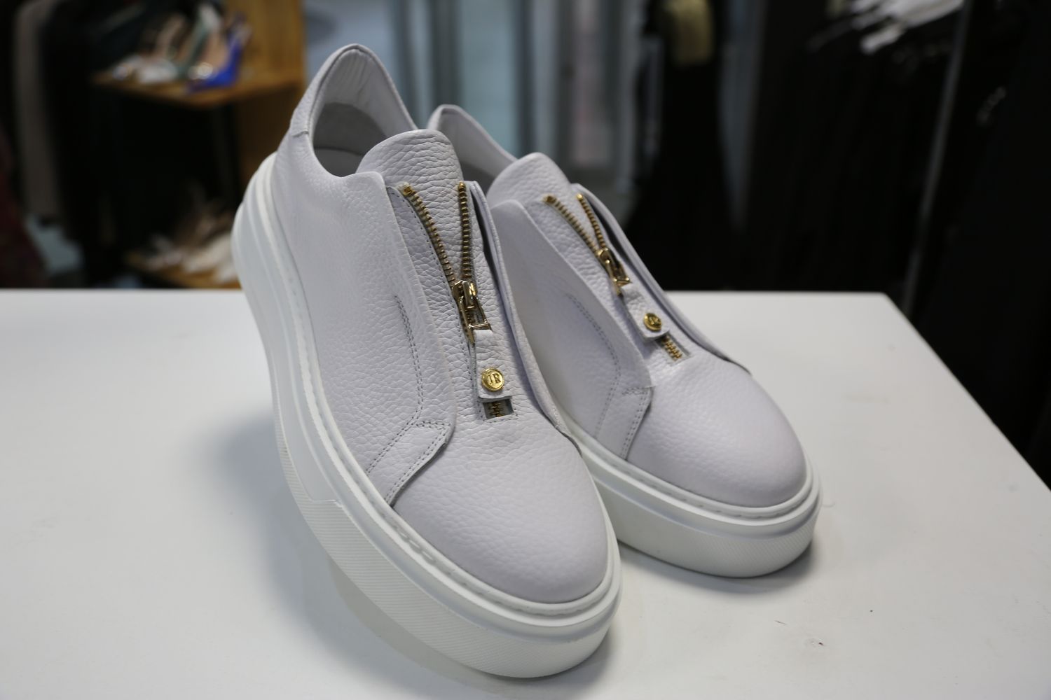 MEN&#39;S WHITE ZIP LINE LOAFERS