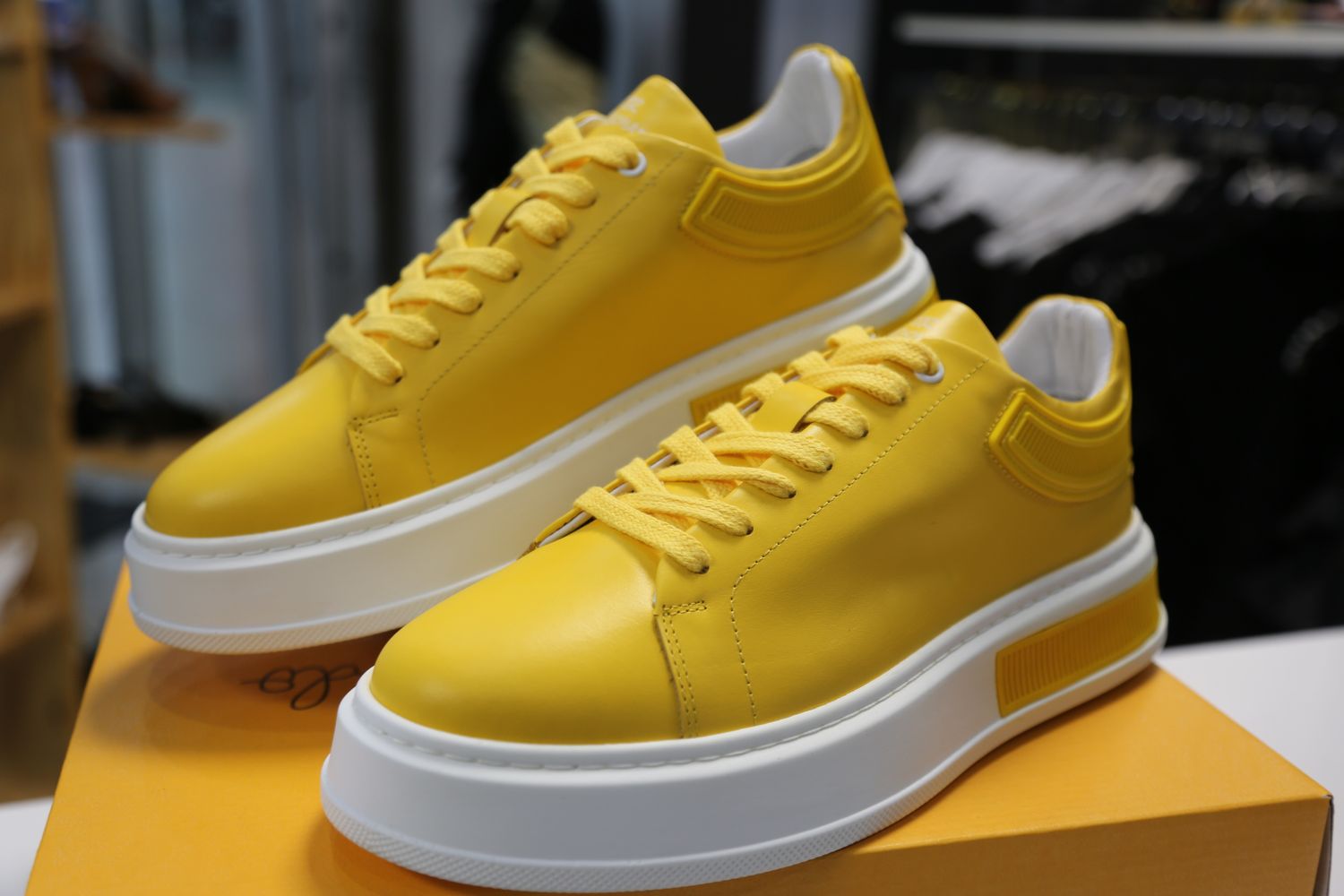 MEN&#39;S YELLOW LOAFER SNEAKERS