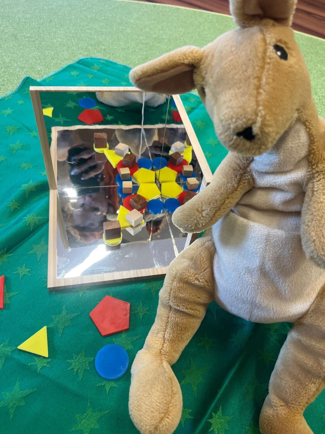Spieglein, Spieglein – Erstellung eines Spiegelbuchs (2UE)