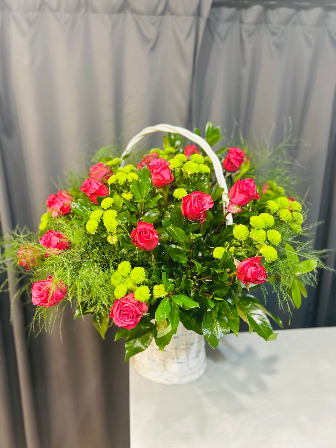 Kosz biały czerwonych róż z santini