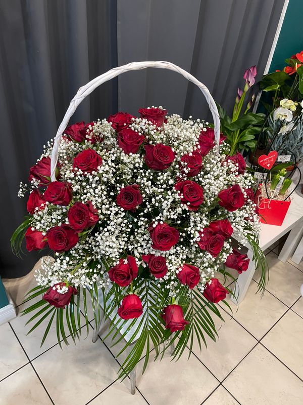 Kosz czerwonych róż z gipsówką