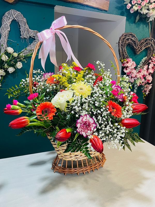 Kosz wiosenny z tulipanem