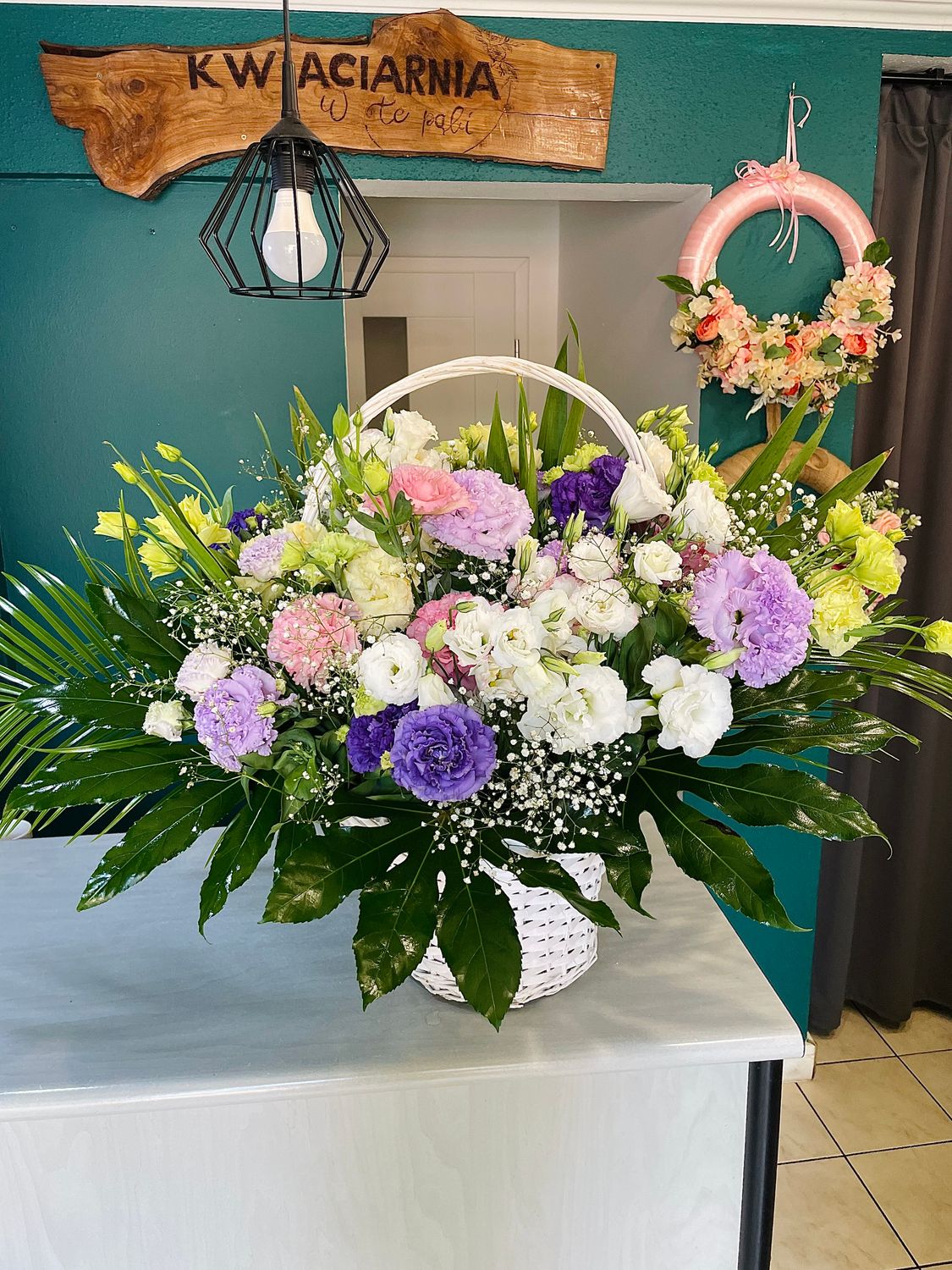 Kosz z pastelowej eustomy