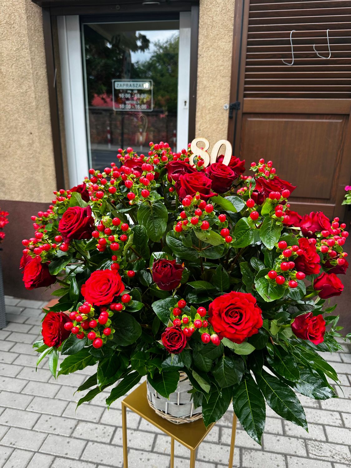 Kosz czerwonych róż z Hypericum