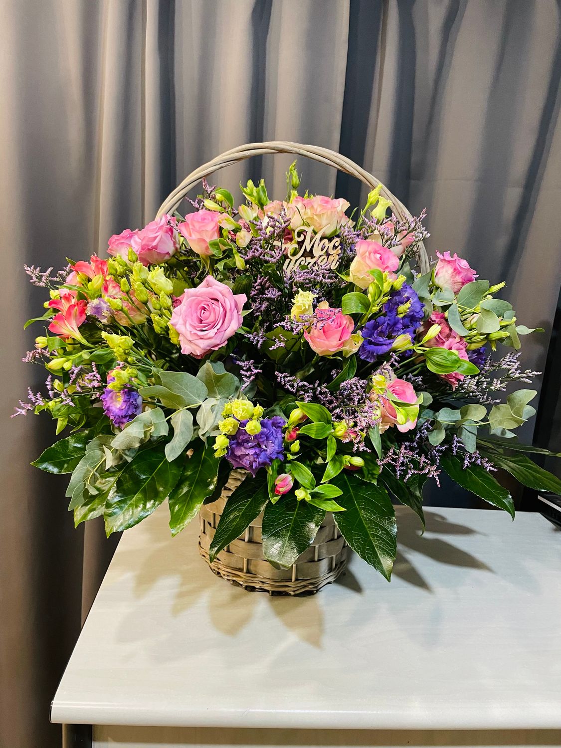 Kosz w stonowanych odcieniach