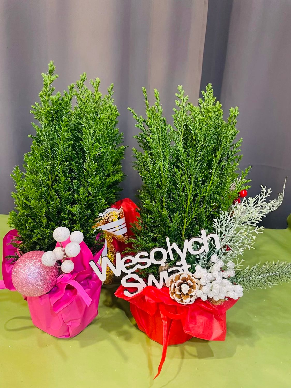 Mini choinka z różową dekoracją