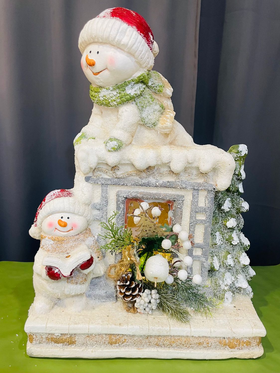 Gipsowa szopka ze światłem