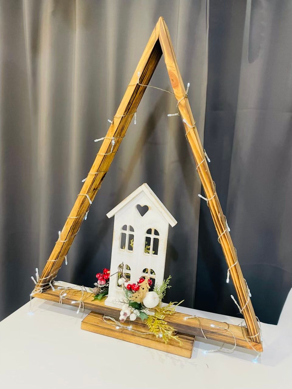 Drewniana choinka z domkiem