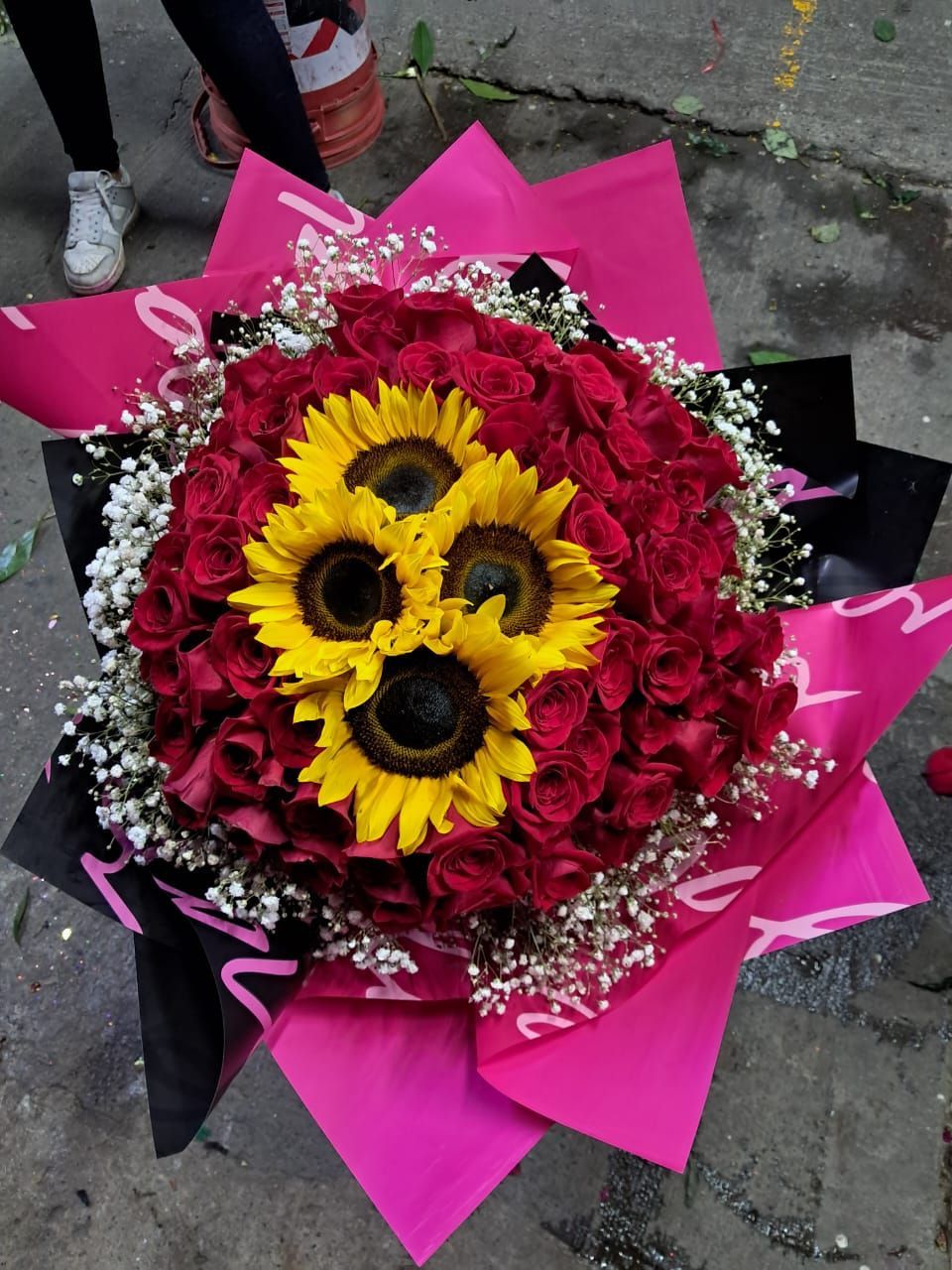 Buquet rosas y girasoles