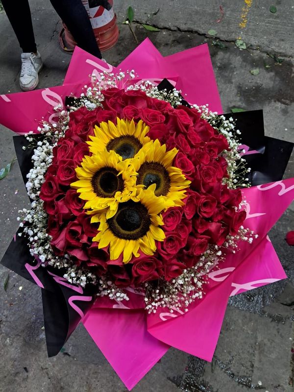 Buquet rosas y girasoles