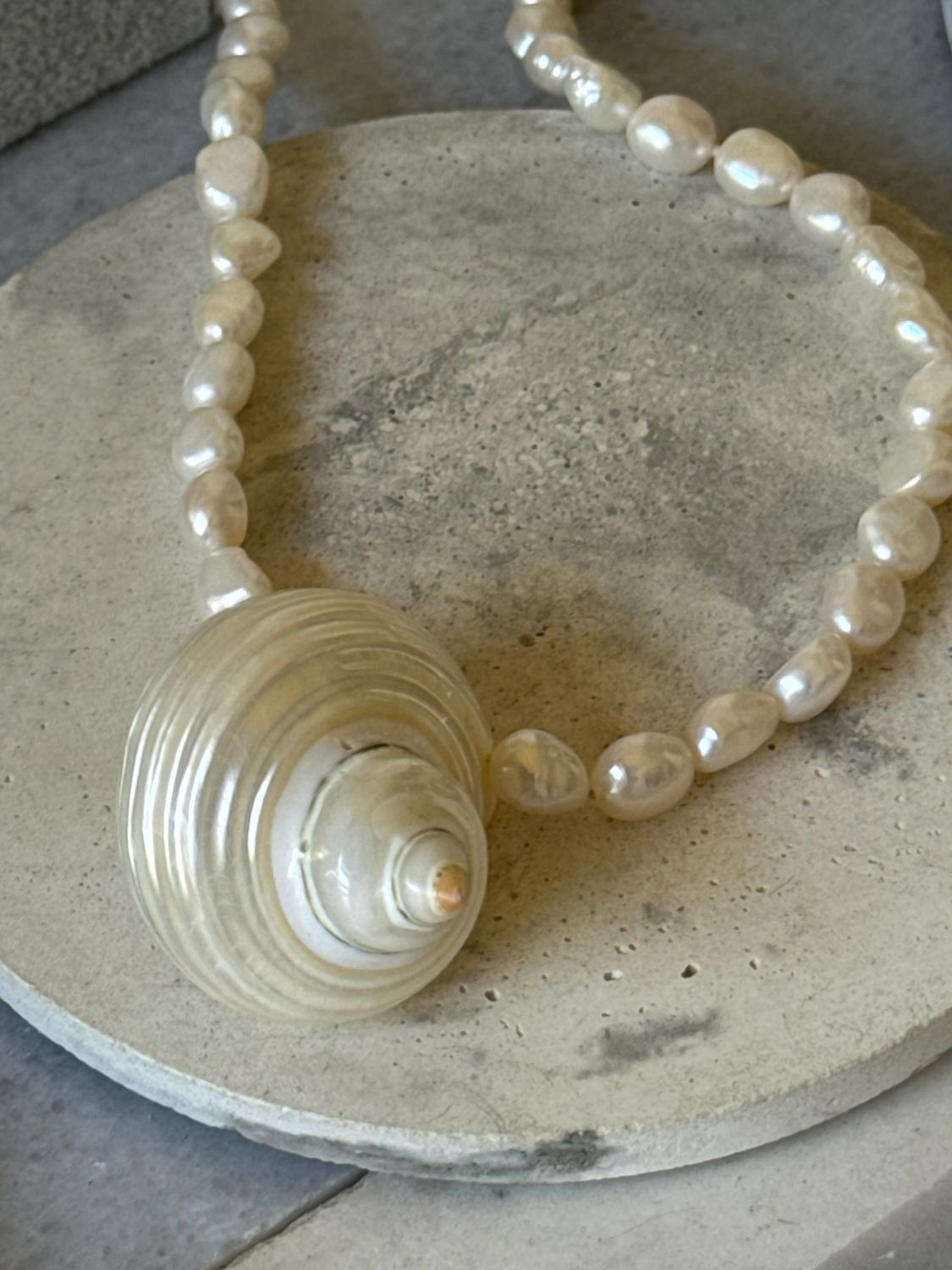 Shell necklace with freshwater pearls