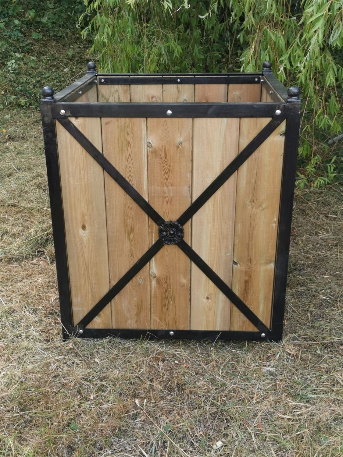 Bac à oranger en fer et bois de 80x80x90 cm de haut Bac à oranger en fer et bois de 80x80x90 cm de haut