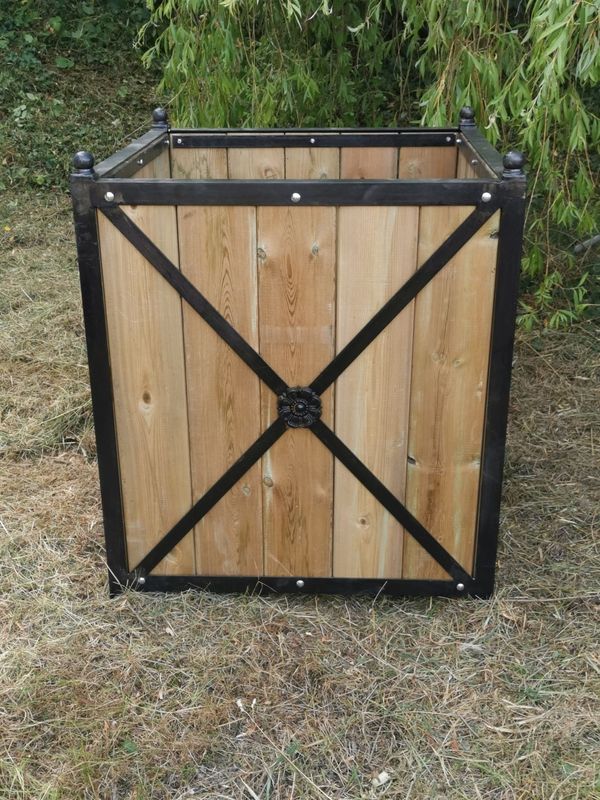 Bac à oranger en fer et bois de 80x80x90 cm de haut Bac à oranger en fer et bois de 80x80x90 cm de haut