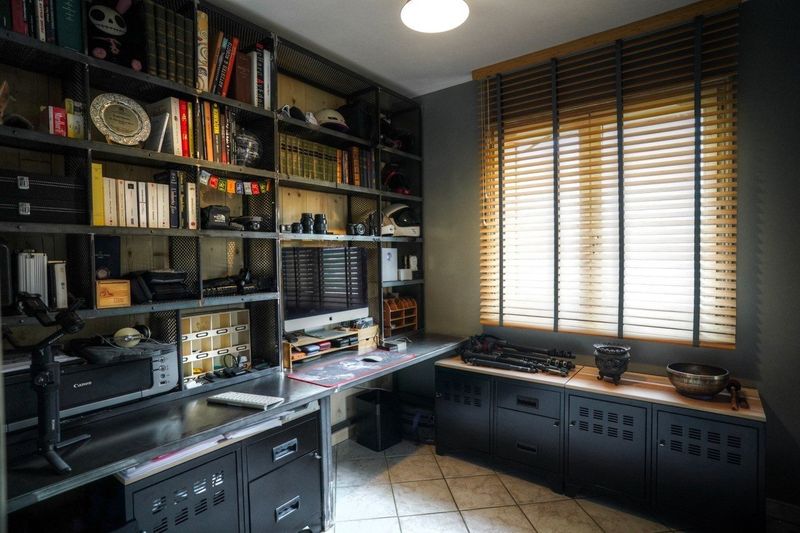 Bureau tri postal en fer et tôle perforée