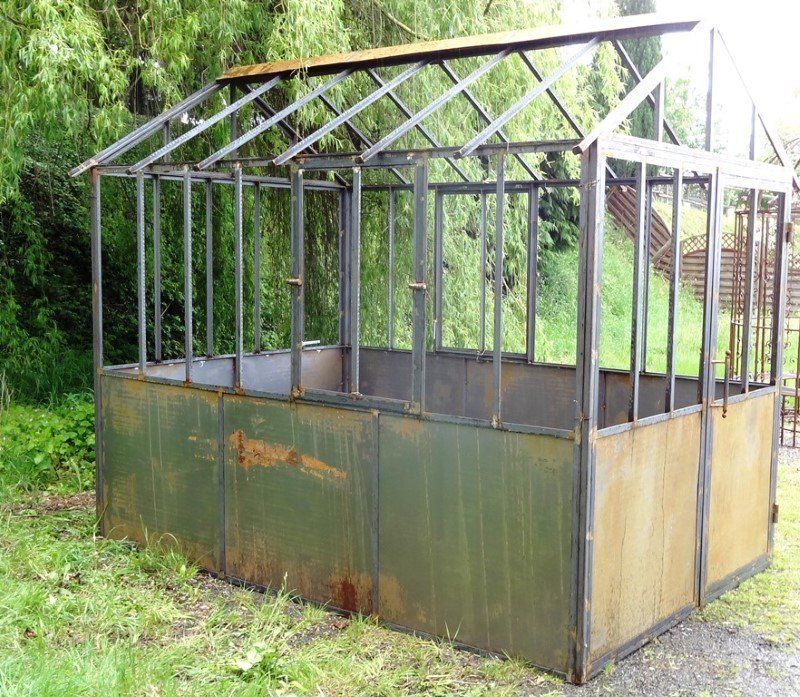 Serre à l'ancienne en fer et tôle Serre à l'ancienne en fer et tôle