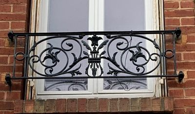 appui de fenêtre ,garde corps ,modèle  SURESNES ,reproduction d un ancien modèle