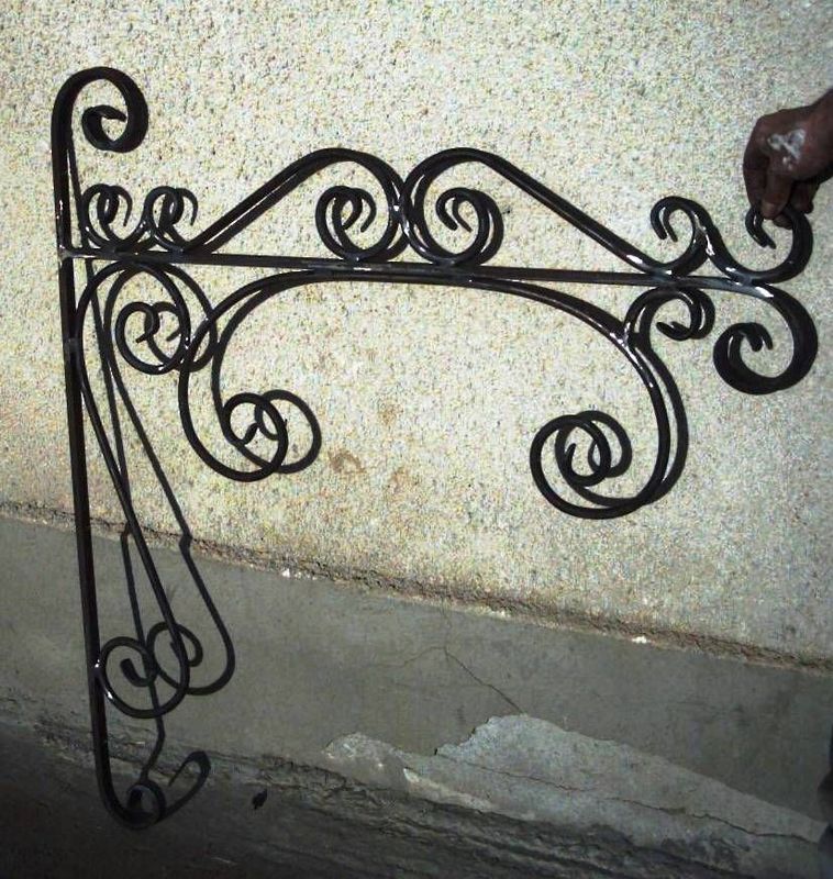 Potence fabriquée pour une enseigne de magasin