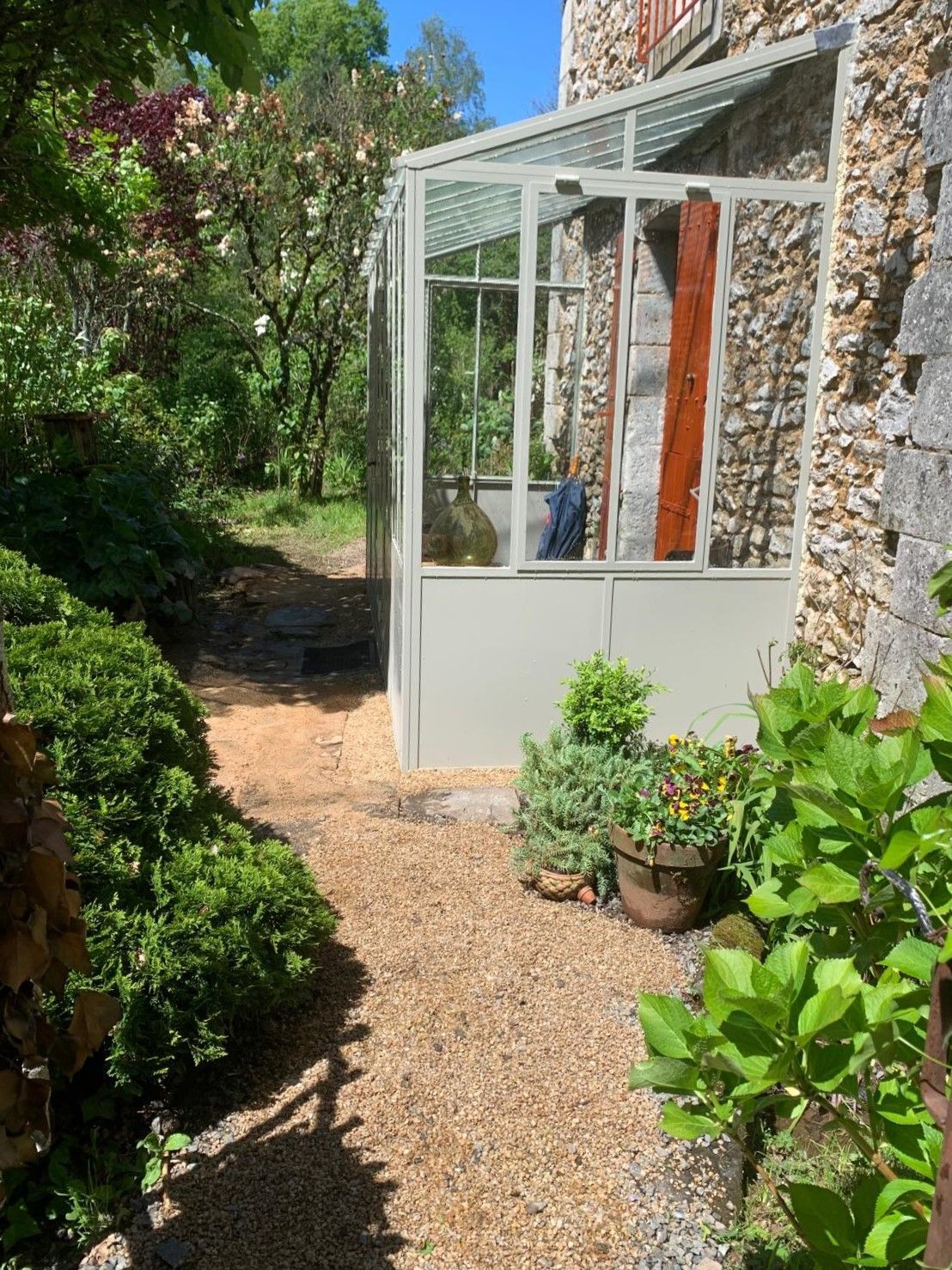 Serre murale fabriquée sur mesure et livrée chez le client Serre murale fabriquée sur mesure et livrée chez le client