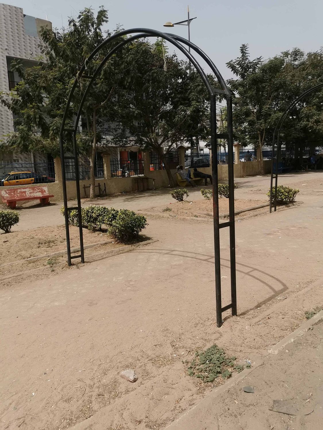 arche en tube de de 4 cm ,scellée dans des plots en béton arche en tube de de 4 cm ,scellée dans des plots en béton