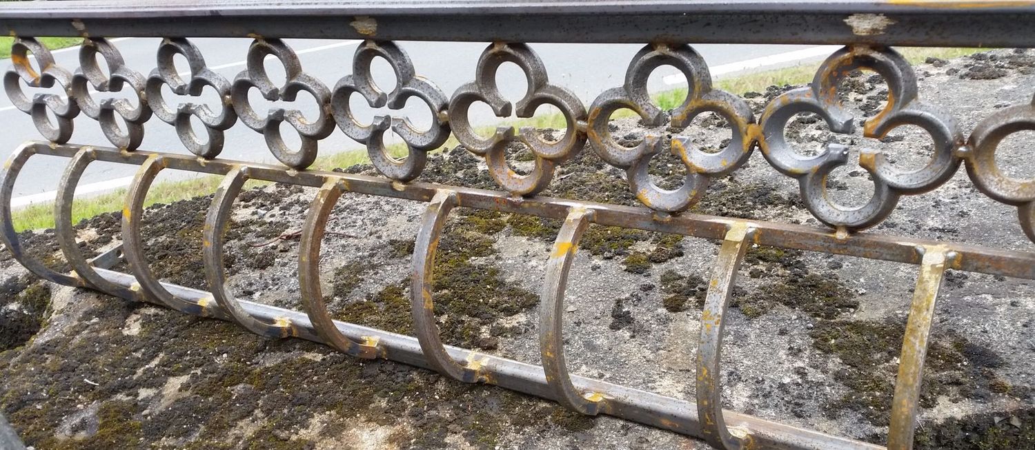 appui de fenêtre avec un décor en fonte appui de fenêtre avec un décor en fonte