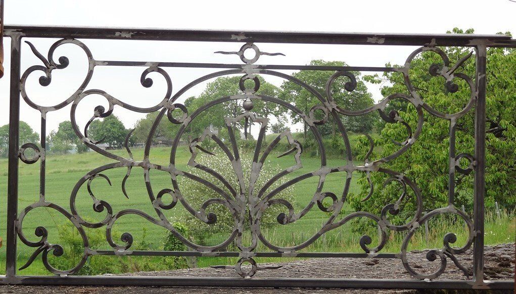 appui de fenêtre reproduction d un modèle XVIII en fer forgé plein appui de fenêtre reproduction d un modèle XVIII en fer forgé plein