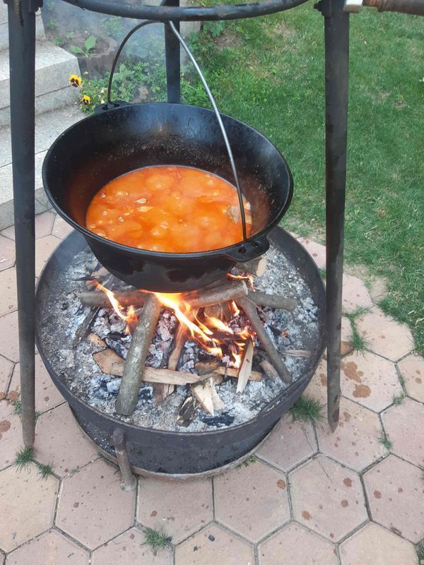 barbecue pour Goulasch avec sa marmite en fonte barbecue pour Goulasch avec sa marmite en fonte