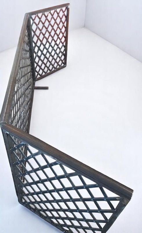 grille de cheminée ,pare feu en fer plat et faux rivets grille de cheminée ,pare feu en fer plat et faux rivets