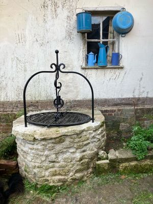 grille de puits avec une arche sur mesure et un crochet