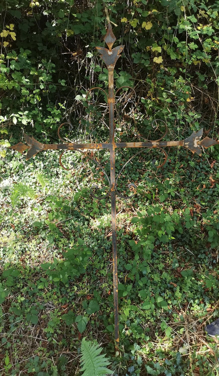 croix catholique ,reproduction d'un modèle ancien, photographié en se promenant croix catholique ,reproduction d'un modèle ancien, photographié en se promenant