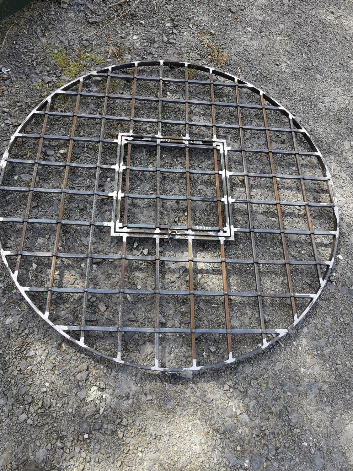 grille de puits décor médiéval avec trappe de 45 x45 cm grille de puits décor médiéval avec trappe de 45 x45 cm