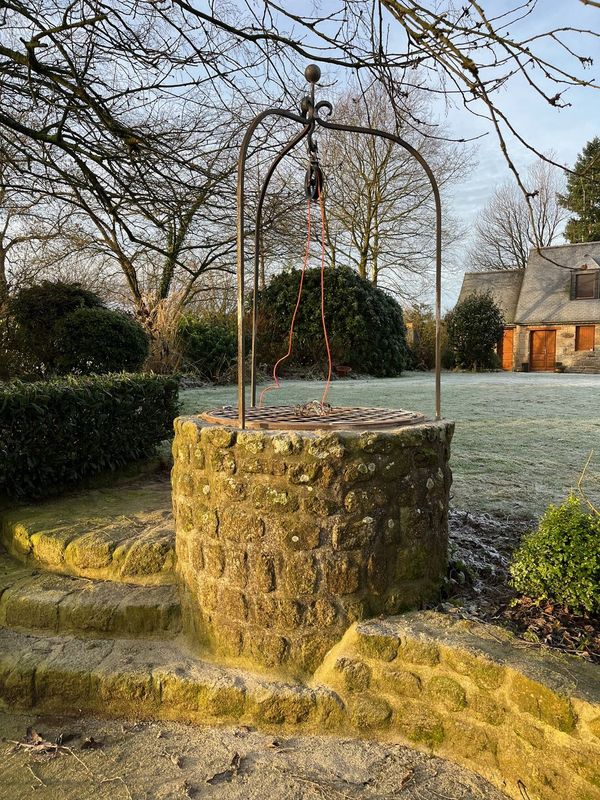 grille de puits avec son arche et sa poulie sur mesure grille de puits avec son arche et sa poulie sur mesure
