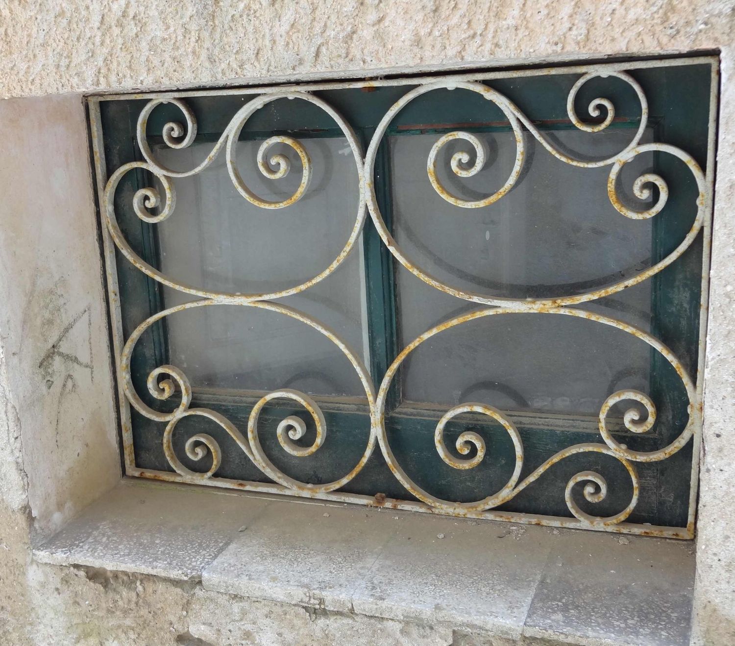 grille de défense ancienne trouvée en Italie grille de défense ancienne trouvée en Italie