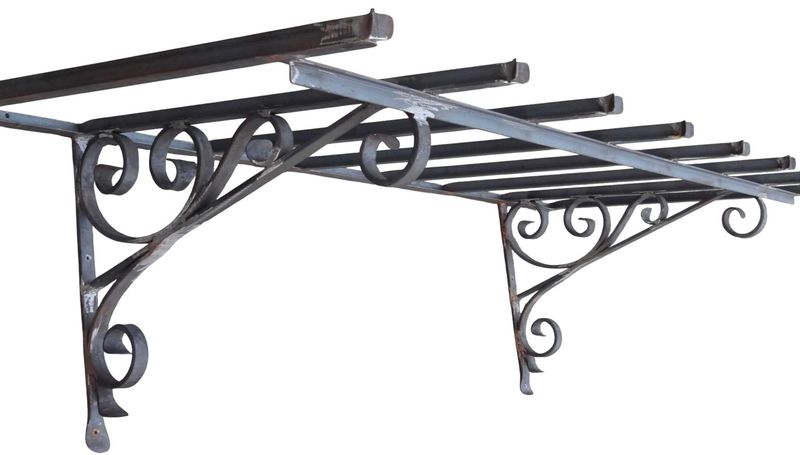 marquise modèle Bodilis avec débords de chaque coté des potences marquise modèle Bodilis avec débords de chaque coté des potences