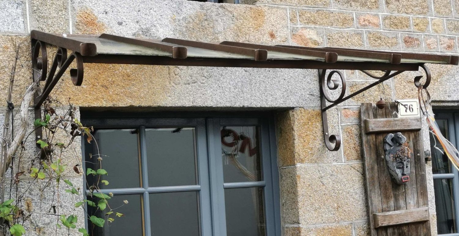 marquise droite ,potences volutes en fer plein, sur mesure marquise droite ,potences volutes en fer plein, sur mesure