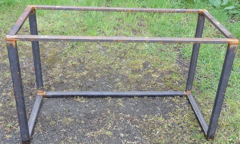 piètement de bureau , établi en tube , très solide et sobre piètement de bureau , établi en tube , très solide et sobre