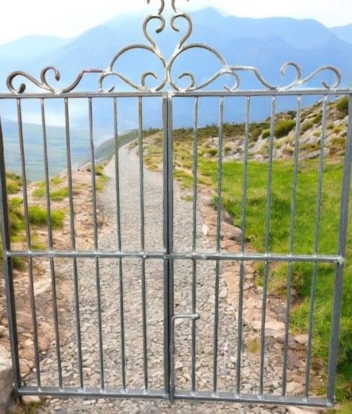 portail Vains,en tube, 150cm x 170cm,volute fer plein portail Vains,en tube, 150cm x 170cm,volute fer plein