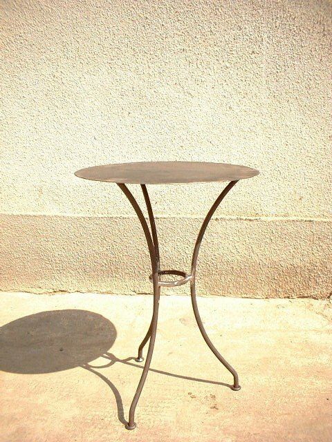 petite table de café tripode,fer plein,plateau rond en tôle petite table de café tripode,fer plein,plateau rond en tôle