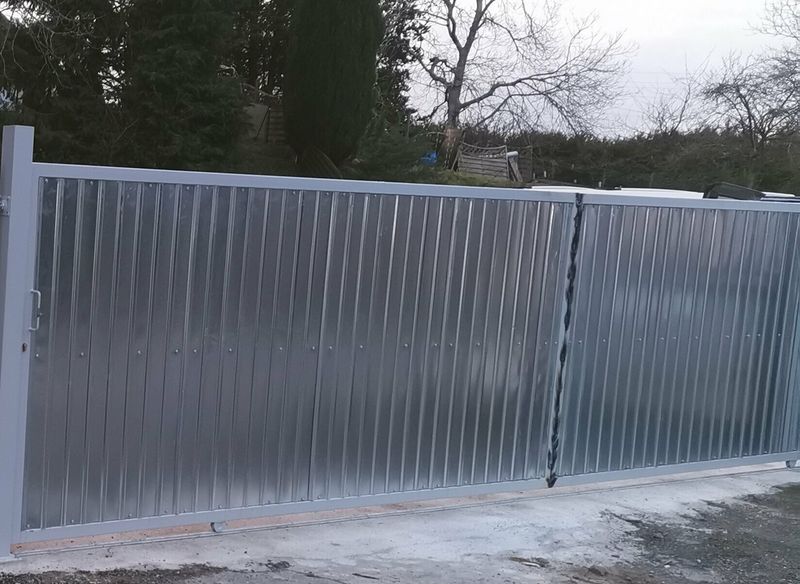 portail coulissant sur rail avec poteaux se soutien ,roulettes,fermetures portail coulissant sur rail avec poteaux se soutien ,roulettes,fermetures